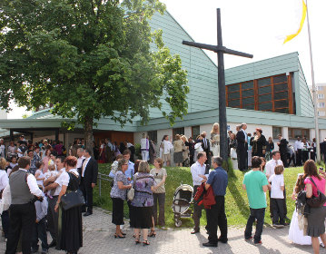 Kirche St. Bonifatius mit Leuten