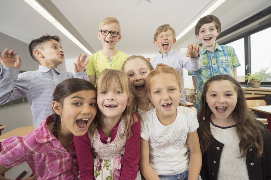 fröhliche Kinder in Klassenzimmer