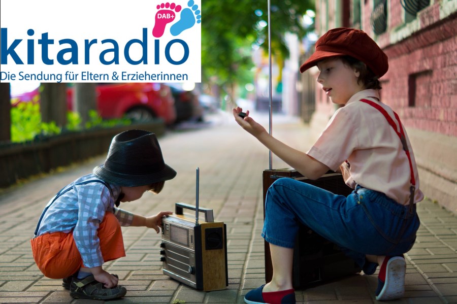 Schmuckbild für Kitaradio mit Logo und Jungs, die Retroradio hören