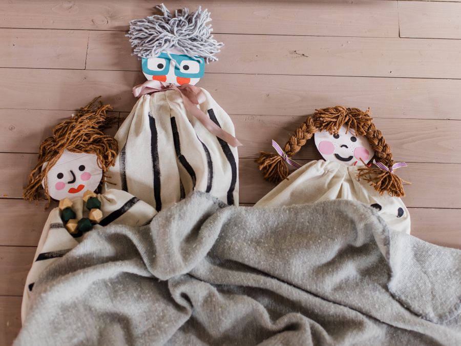 Drei Puppenfiguren mit Kuscheldecke