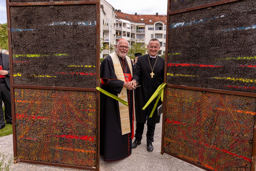 Eröffnung des Holy Garden auf der Landesgartenschau in Kirchheim durch Kardinal Reinhard Marx (l.) und Landesbischof Christian Kopp