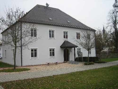 Das zweistöckige Pfarrhaus aus der Mitte des 19. Jahrhundert in Altfraunhofen.