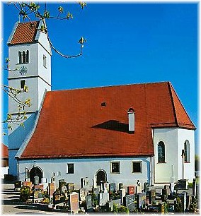 Pfarrkirche Surheim vor blauem Himmel