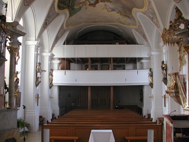 Pfarrkirche Forstinning innen - Blick auf Orgelempore