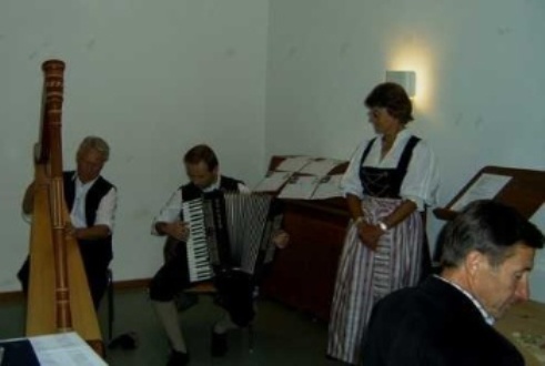 Johanna Abel begrüßt die Gäste<br/>Familienmusik Fischer