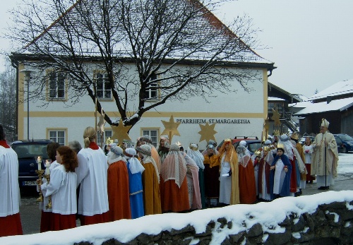 Weihbischof Dietl mit Sternsinger