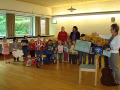 Frauenkreis St. Otto übergibt Osterbasar-Erlös an Kindergarten