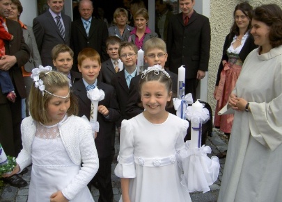 Gespannte Erwartung vor dem Einzug in die Kirche.