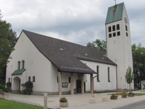 Aussenansicht Kirche Hl. Kreuz Raubling