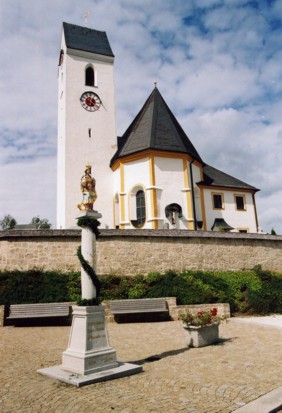 Kirche St. Georg Großholzhausen Außenansicht