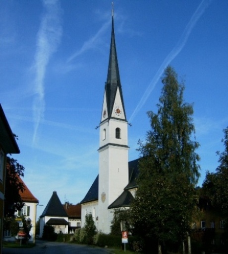 Pfarrkirche Frasdorf mit Pfarrheimund Friedhofskapelle