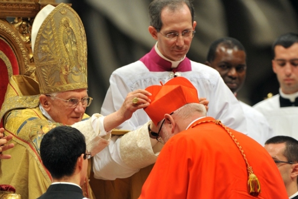 Papst Benedikt überreicht Erzbischof Marx das Birett