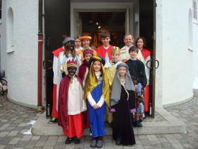 Sternsinger vor der St. Otto Kirche