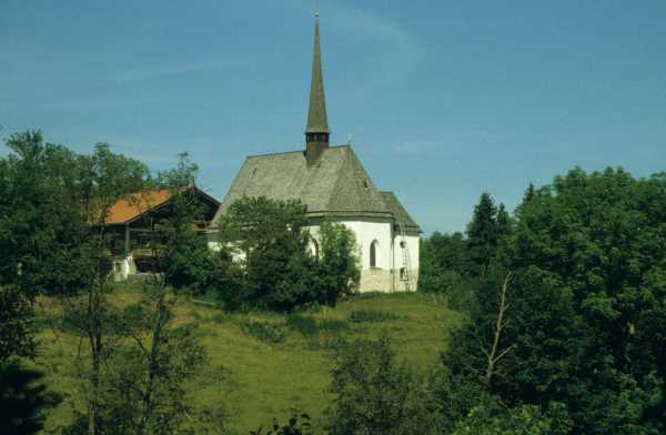 Kleine Kirche mit Turm