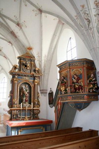 Seitenaltar und Kanzel