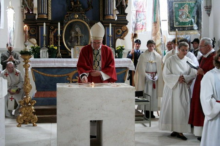 Messe: Priester am Altar bei der