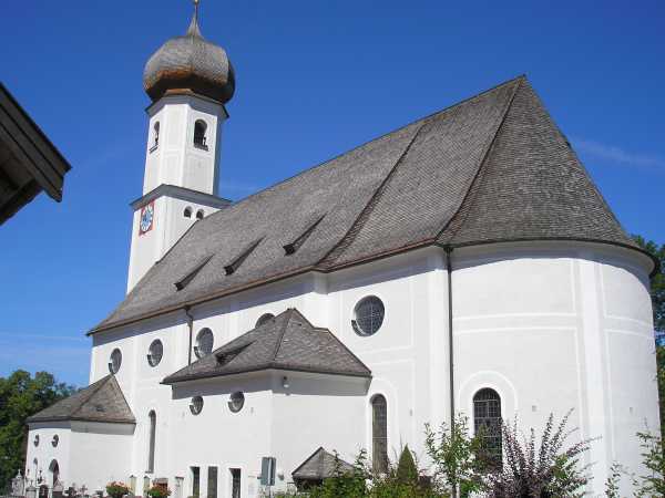 Pfarrkirche von außen mit Turm und Schiff