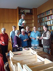 Vorbereitung Bücherflohmarkt in St. Otto