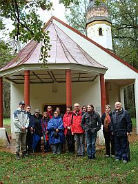 Pfarrgemeinderäte von St. Otto und St. Albertus Magnus vor der St. Anna-Kapelle in Staucharting (bei Sauerlach)