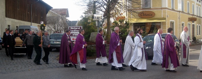 Trauerzug bei der Beerdigung von Pfarrer Diedrich