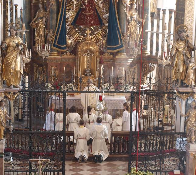 Pfarrer i.R. Thomas Zehetmaier zelebriert den Gottesdienst