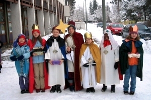 Sternsinger 2011 vor der Kirche