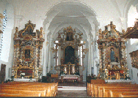 Blick aus Kirchenschiff auf Altar