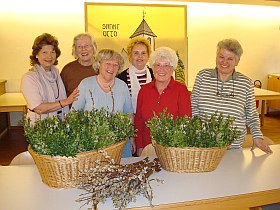 Palmbuschenbinden für Palmsonntag in St. Otto