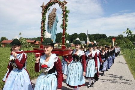 Fronleichnamsprozession; Trachtenmädchen tragen die Madonna