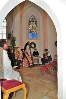 Frillenseemusi vor Fenster 14.Jhdt li Salzeder