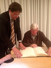 Prof. Dr. Maier trägt sich ins Goldene Buch der Gde. Ottobrunn ein