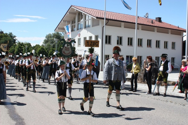 Festzug vor dem Rathaus