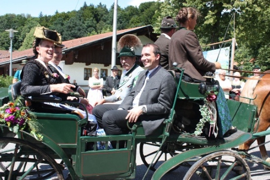 Gautrachtenfestzu Pfarrer Palus und Ehrengäste in der Kutsche