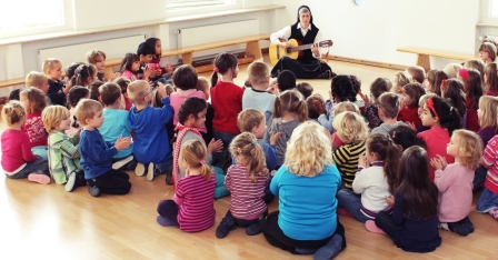 Gemeinsames Singen aller Gruppen im Turnraum