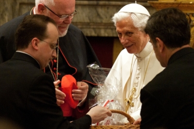 An seinem 85. Geburtstag, dem 16. April 2002, erhält Papst Benedikt XVI. einen traditionellen Osterkorb als Geschenk von Kardinal Reinhard Marx.