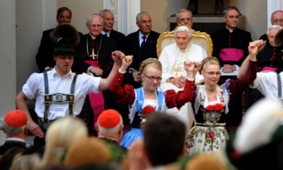 Ehrenabend in der päpstlichen Sommerresidenz Castel Gandolfo für Benedikt XVI. anlässlich seines 85. Geburtstags.