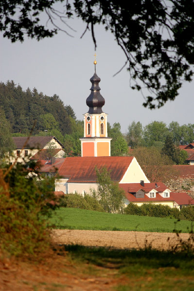 2012 Kirche vom Binaholz her