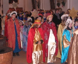 Einzug in die Kirche am Dreikönigstag