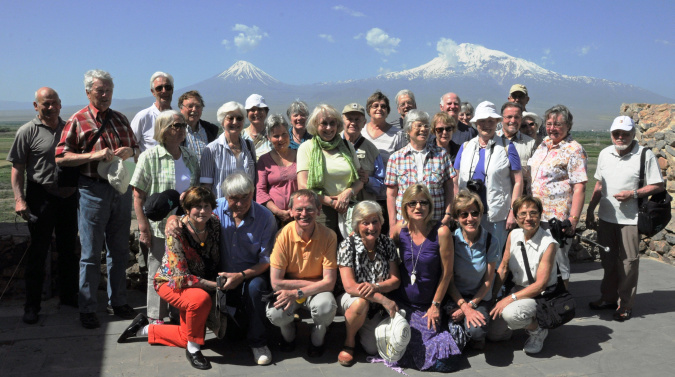 Armenien-Reisegruppe vor dem Ararat