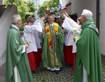 Spalier der Ministranten zum Abschied Dr. Lukasz