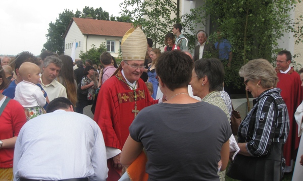 Weihbischof Bernhard Haßlberger vor der Kirche