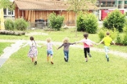 Kinder laufen an der Garten Nordseite entlang