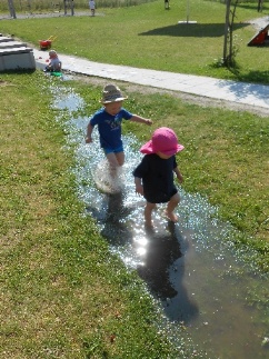 Kinder planschen im Wasser