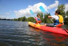 Zwei Kanufahrer auf Wasser