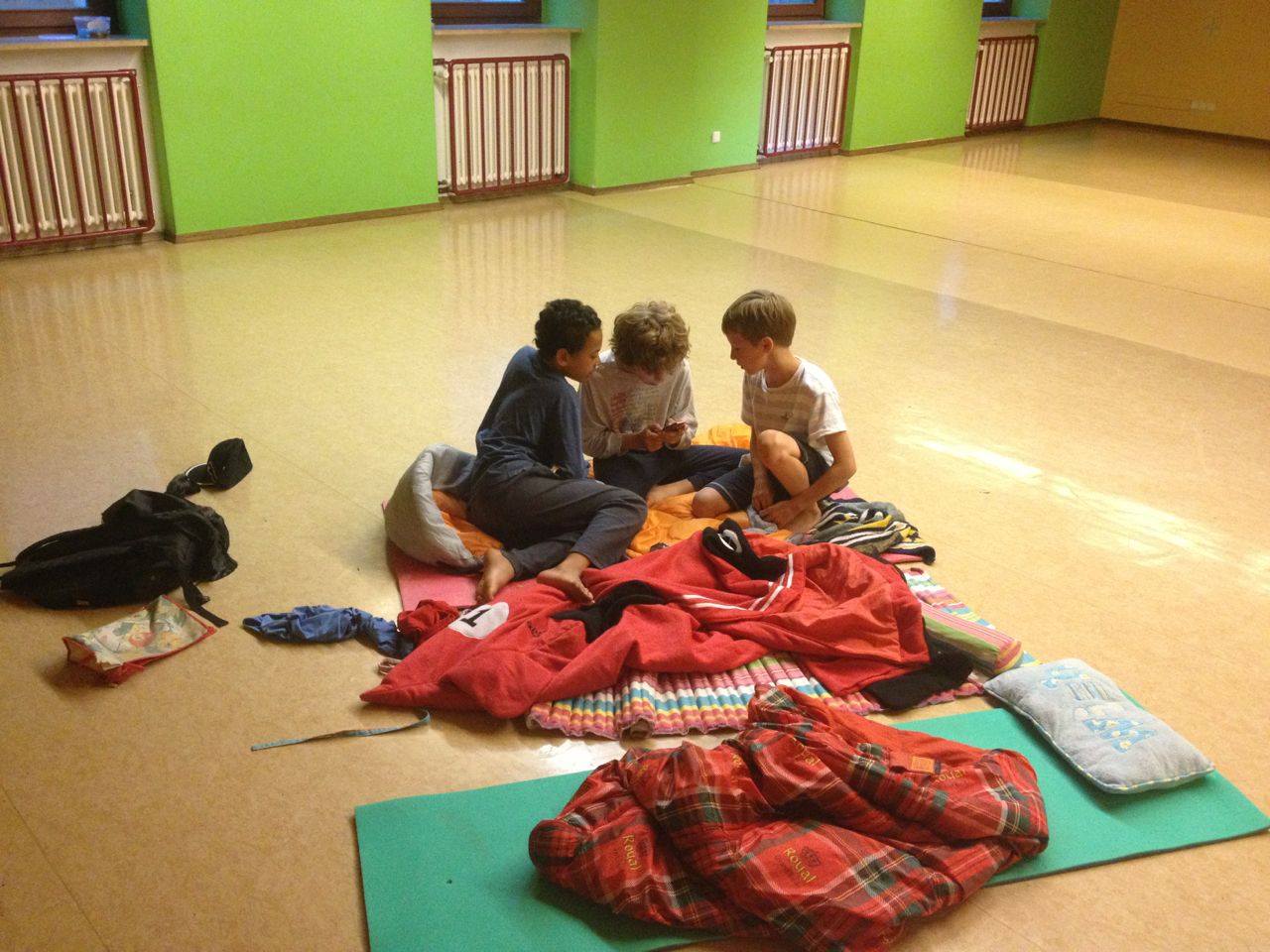 Spielenacht im Juli 2013 - Ein Teil der Jungs auf ihrem Lager im Bolzraum