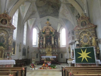 Der schön geschmückte Erntedank-Altar in unserer Pfarrkirche