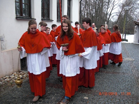 Ministranten_beim_Einzug_2013