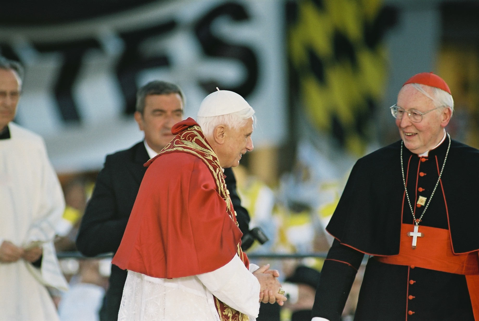 Papstbesuch in Bayern: Kardinal Wetter mit Benedikt XVI. am 9. September 2006 an der Münchner Mariensäule
