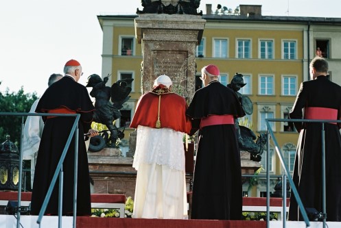 Papstbesuch in Bayern: Kardinal Wetter mit Benedikt XVI. am 9. September 2006 an der Münchner Mariensäule