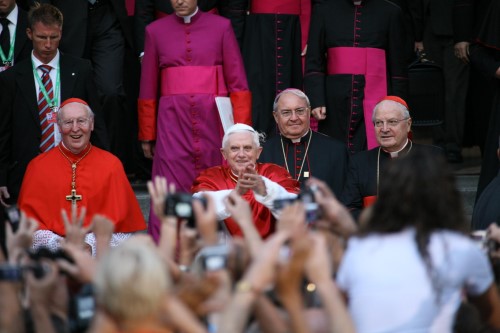 Papstbesuch in Bayern: Kardinal Wetter mit Benedikt XVI. am 10. September 2006 im Münchner Liebfrauendom